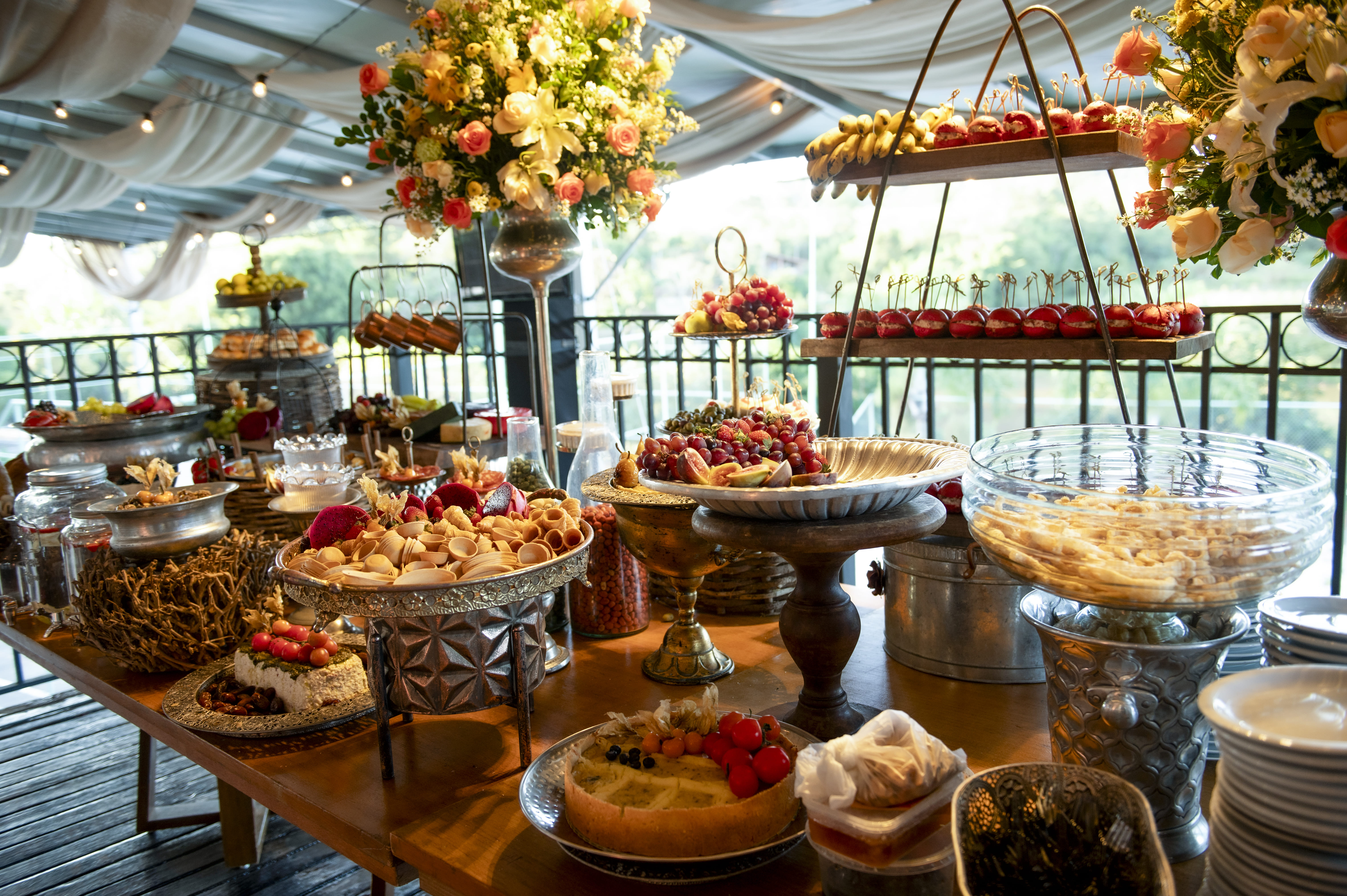 Mesa do buffet Sant'Eufêmia — visão ampla
