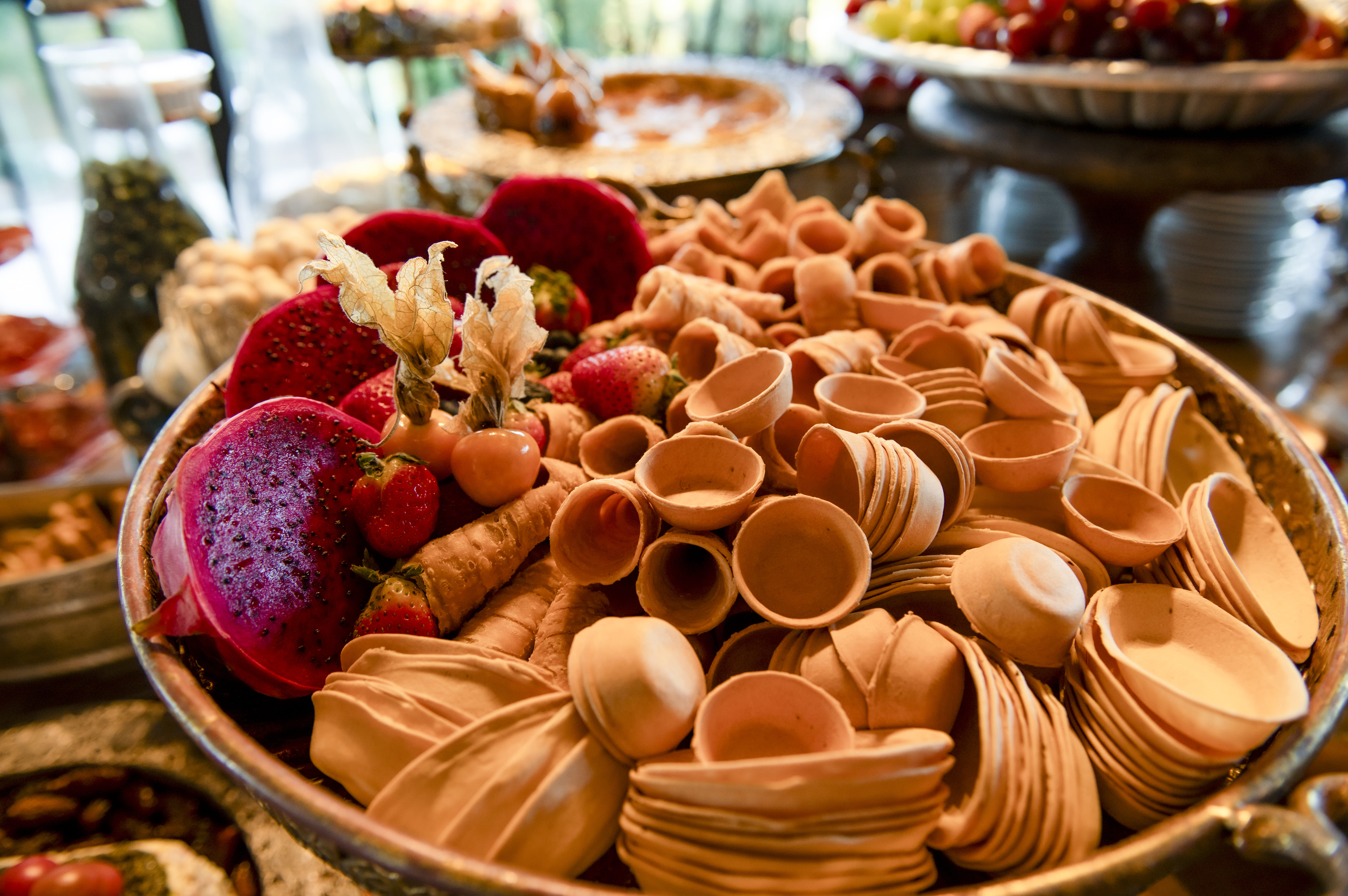 Detalhe de docinhos e frutas vermelhas