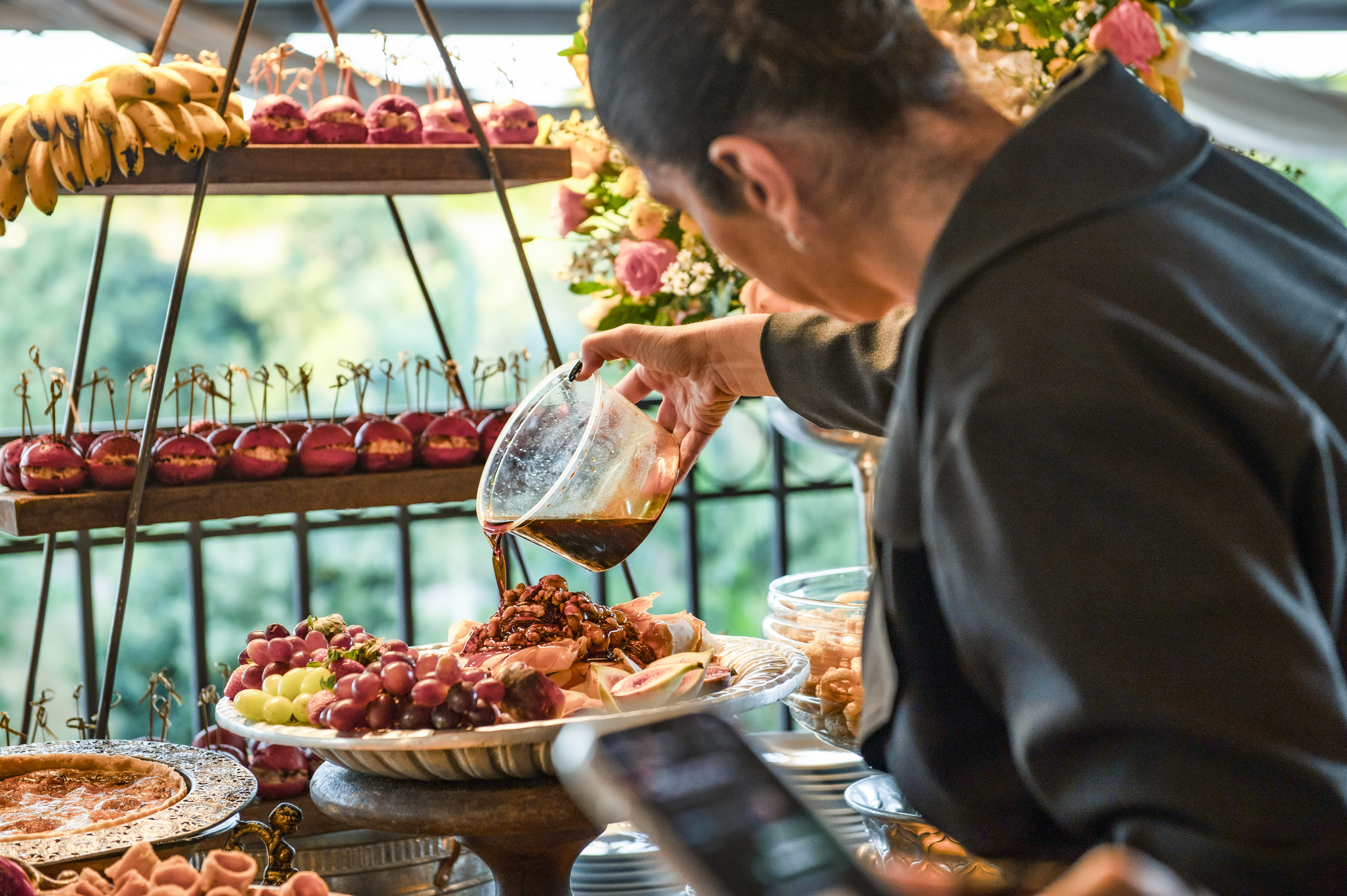 Karina finalizando o buffet do evento Sant'Eufêmia